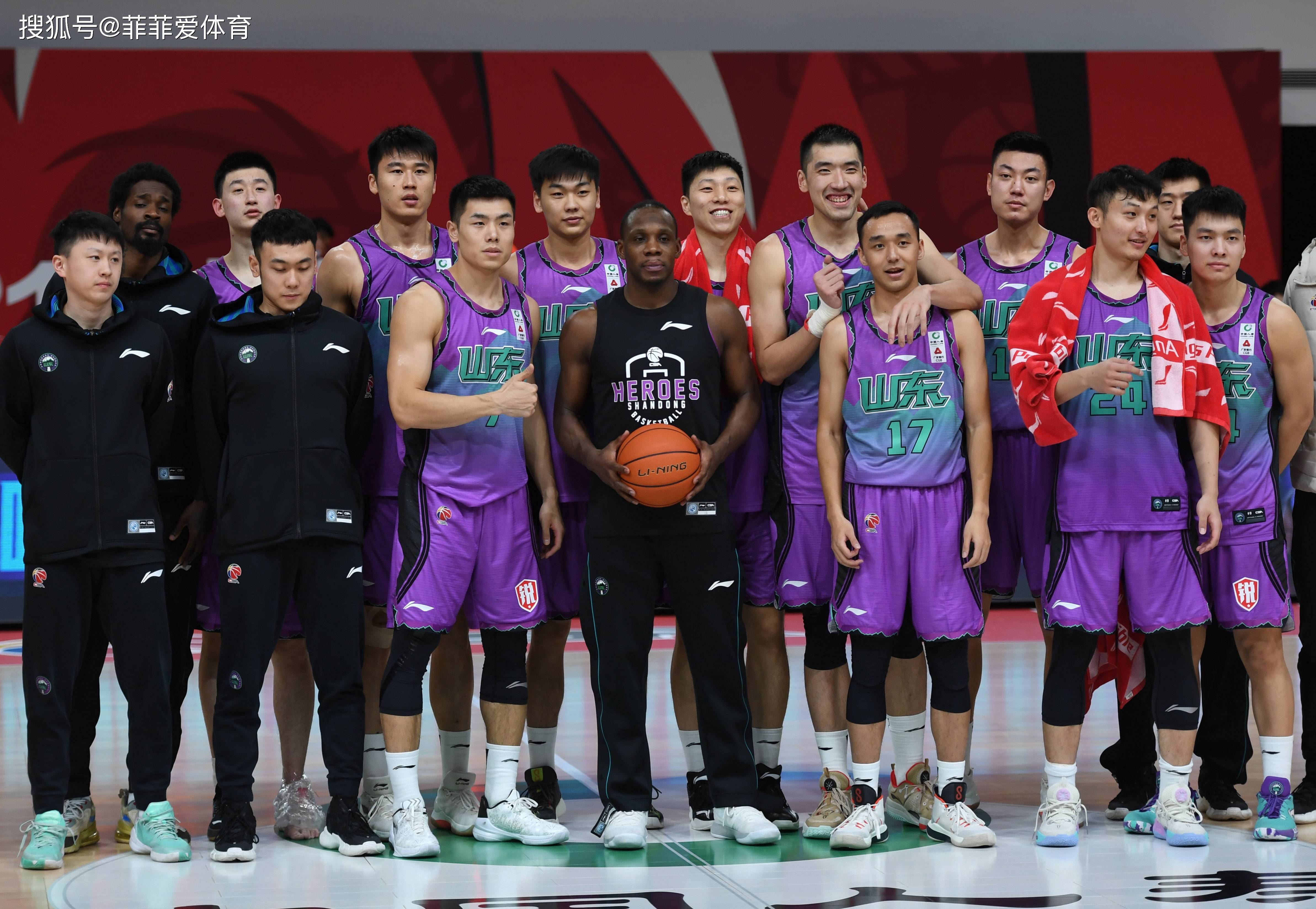 APP下载-赛后突围战来临，山东男篮围绕荷甲门线救险，气氛紧张，临场指挥获称赞(篮球赛赛前场地准备即将就绪新闻)